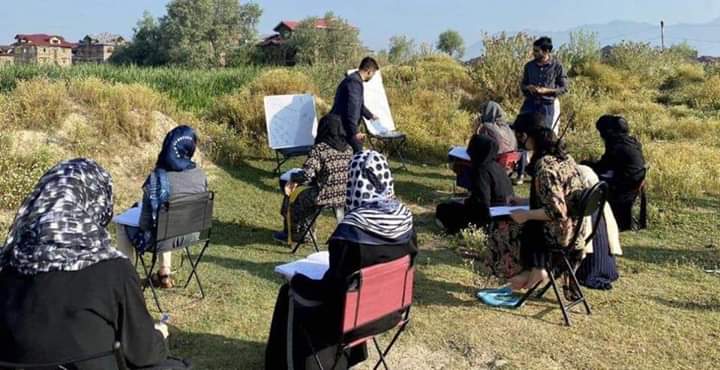 MudasirJourno's tweet photo. #Respect ❤
Pandemic Covid 19 Amid Lockdown #Muneer Alam from #Malbagh kashmir An #Engineer Turned #Math Teacher has decided to teach students who’s taking open-air #classes in a ground adjacent to a #Mosque in his Area. https://t.co/uyjeSXc8IH