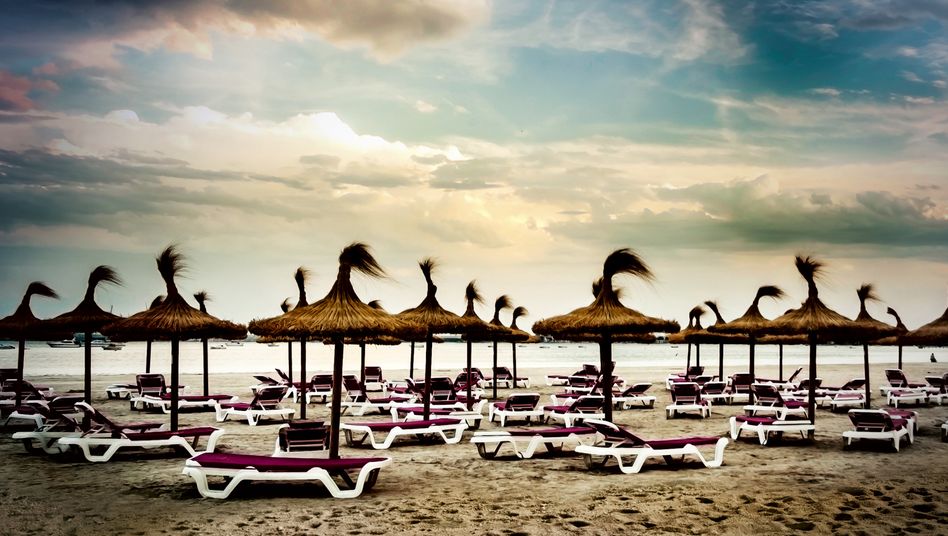 What a difference a culture make! A beach in USA after re-opening, the other one a beach on the island of Mallorca /Spain, declared as safe tourism destination. Normally those beaches are packed like the US one.
Science and leadership made the public aware - this are the results