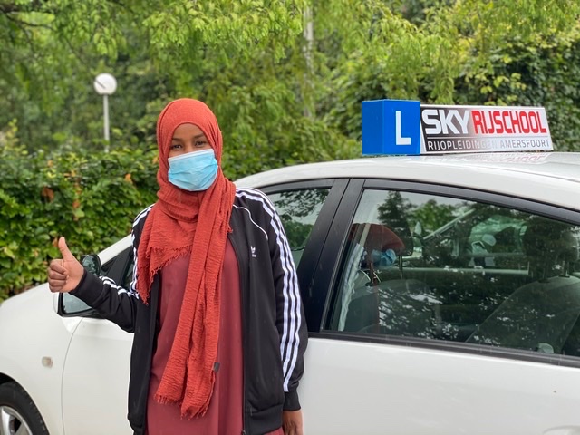 SRijschool's tweet image. Gefeliciteerd Sara!🎉🎉🎉🎉 Veel veilige kilometers toegewenst!