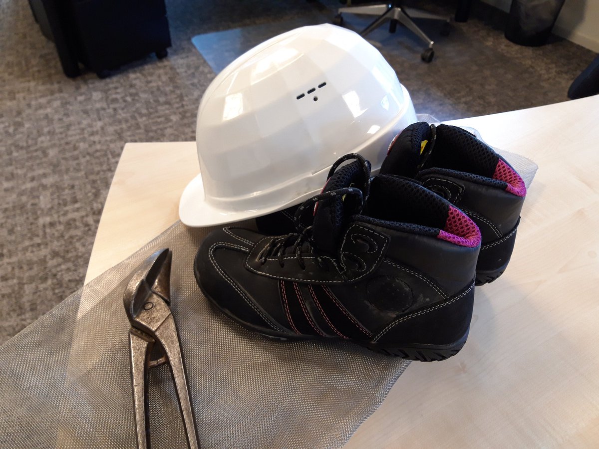 Vandaag een afspraak op een bouwplaats, dus hakken uit en werkschoenen aan #vrouwenintechniek #lovemyjob
