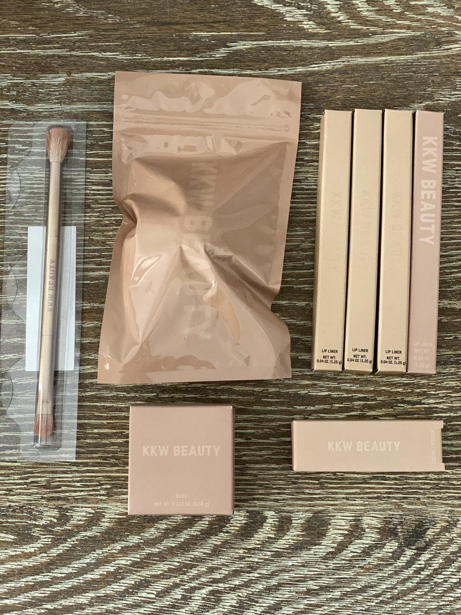 snappedbydel's tweet photo. @KimKardashian @kkwbeauty @KKWFRAGRANCE I love your products so much! https://t.co/gPiikh7bIG