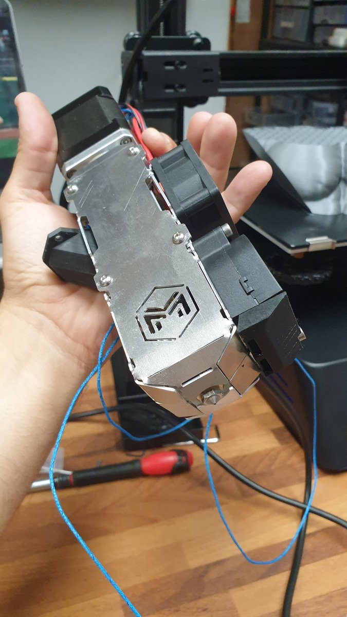 Pellet extruder de guerra, para materiales técnicos,  cartucho calentador de dyzedising de 60w/24v con termistor de hasta 500°, con boquilla de acero endurecido.
¡¡Esto imprime priedras!! Yeahh!!