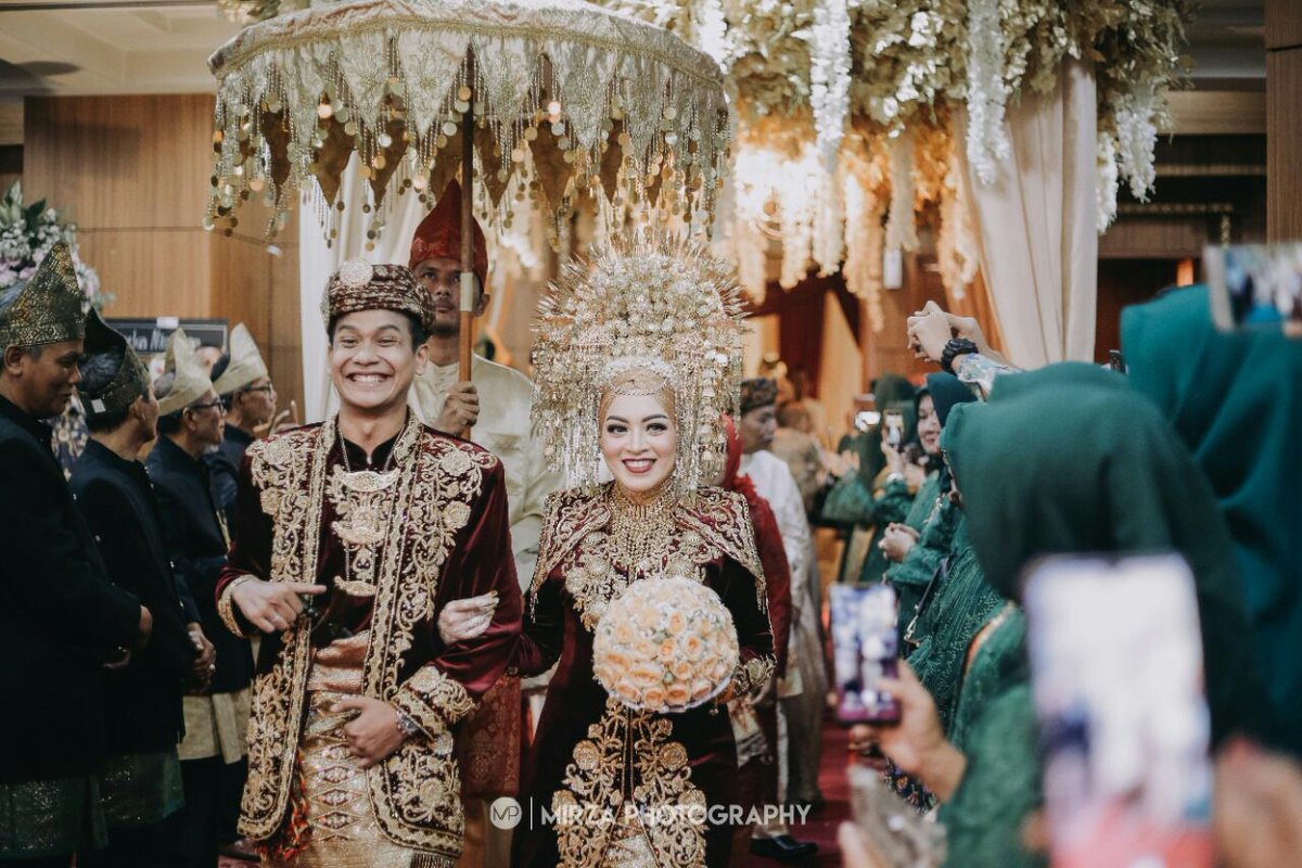 mba_sisil's tweet photo. Makin diliat makin keren ya konsep traditional wedding-nya kak Icha &amp; kak Fajar ✨

Vendor Performance by:
- @puspacatering
- @sanggarminangdjusmasri
- @sanggarminangdjusmasri
- @mphotography_id
- @araskiandentertainment

Yuk! DM atau WA ke nomer 08170015111 sekarang! 🔥 https://t.co/c1OU7Njgvv