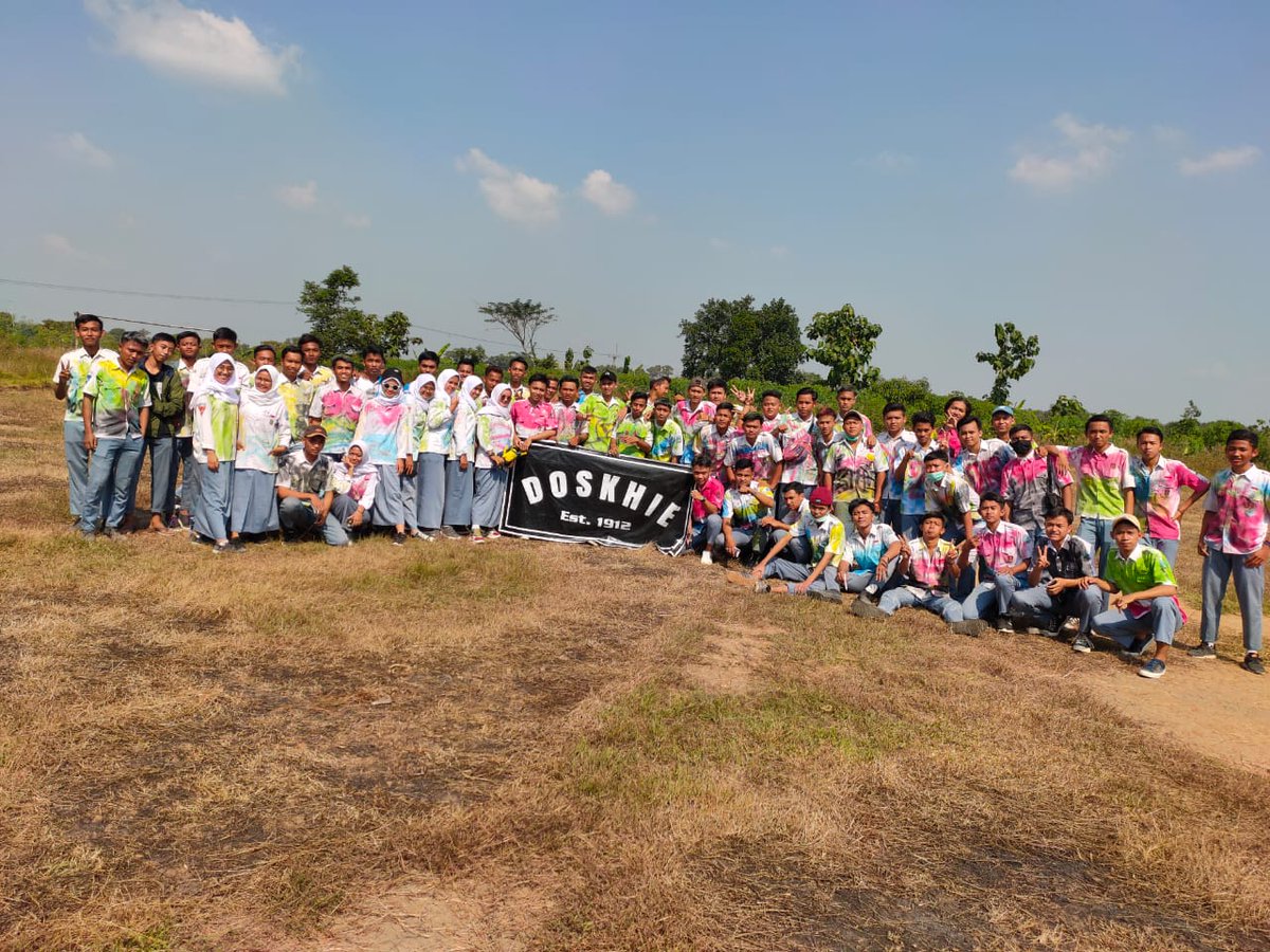 Malikhun4's tweet photo. Ada yang sibuk untuk kehidupan baru, berupa rupa cara melakukannya, Satu hal apapun yang sedang kalian rasakan saat ini bersyukurlah mungkin orang lain tdk merasakan apa yang kalian rasakan, bahagia paling nyata adalah bersyukur ๐น
#lulusan2020 https://t.co/Z0P1ASmDJD