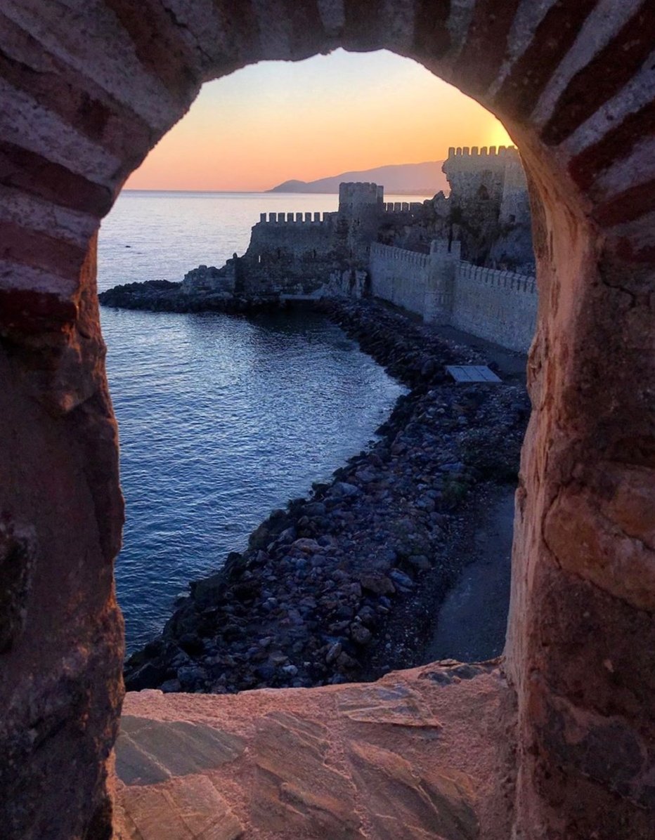 Mersin'in Anamur ilçesinde yer alan Romalılardan Karamanoğullarına kadar çok sayıda medeniyete ev sahipliği yapan Mamure Kalesi, 23 bin 500 metrekarelik alanıyla Türkiye’nin en büyük kaleleri arasında yer alıyor. #mamurekalesi 

essizmersin.com