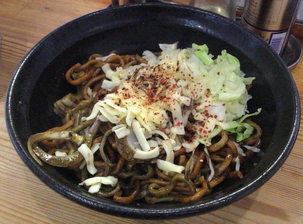 h_a2gi's tweet photo. 今日の昼ゴハン。蒸し蒸ししてるのでパンチのあるものって事でブラレ、withキャベジ❤️
#jlow麺青葉台店
#ブラックレッド油麺
#トッピングキャベツ
#and
#deathsource https://t.co/lGCROqaqMq https://t.co/FdIhkswP9V