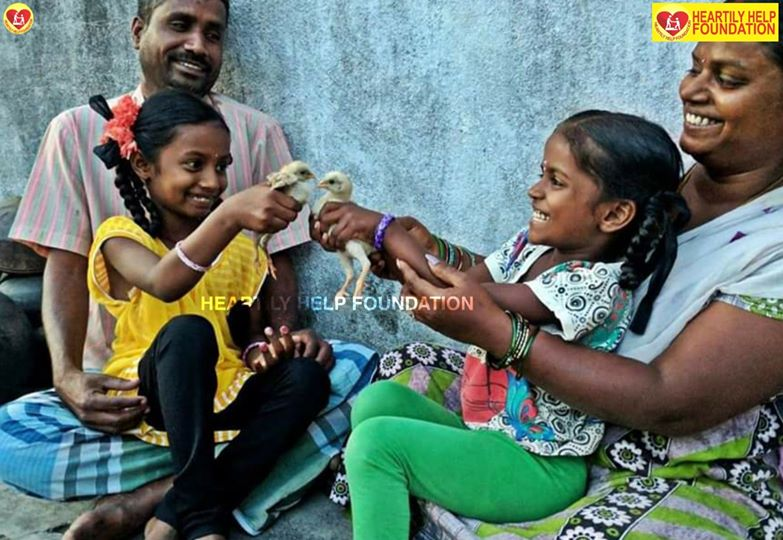 HeartilyHelp's tweet photo. Your family will always have your back! 👨‍👩‍👧‍👧
#family #india #covid19 @AchinNews https://t.co/PgYR3xkcTC