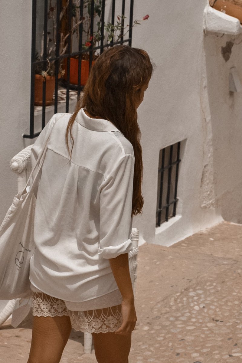 La sencillez de un verano perfecto se encuentra en Altea: sus calles blancas que terminan en el mar, el ritmo lento de la vida allí, y los pequeños detalles. 
<a href="/VisitAltea/">VisitAltea</a> <a href="/c_valenciana/">Comunitat Valenciana</a> <a href="/CValencianaTB/">CValencianaTB</a> #SummerVibes #pueblosblancos