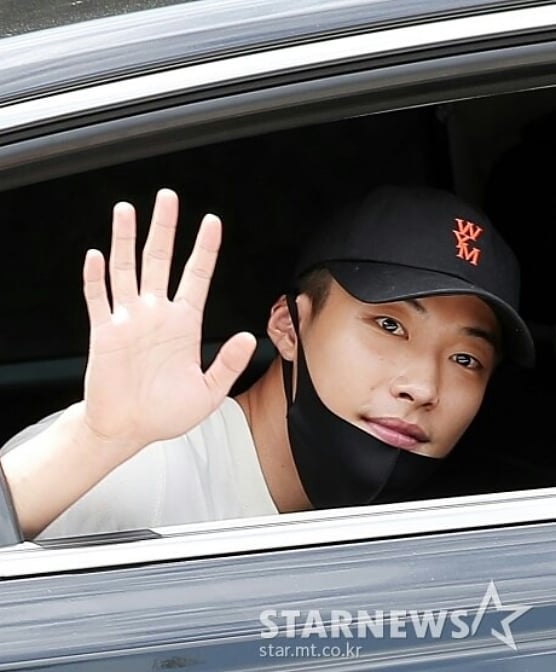 kdramawhipped's tweet photo. Woo Do Hwan officialy enlisting today 😭

Serve well, our Unbreakable Sword! 
Good luck and see you in 2 years Oppa! ❤️

#WooDoHwan https://t.co/LV3CTkkEKf