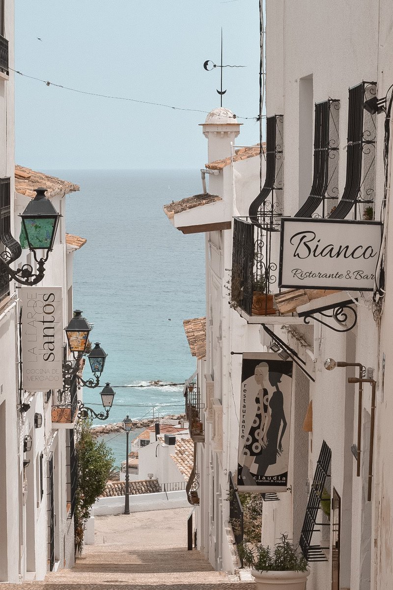 dimexdonde's tweet photo. La sencillez de un verano perfecto se encuentra en Altea: sus calles blancas que terminan en el mar, el ritmo lento de la vida allí, y los pequeños detalles. 
@VisitAltea @c_valenciana @CValencianaTB #SummerVibes #pueblosblancos https://t.co/DDBKde2gaU