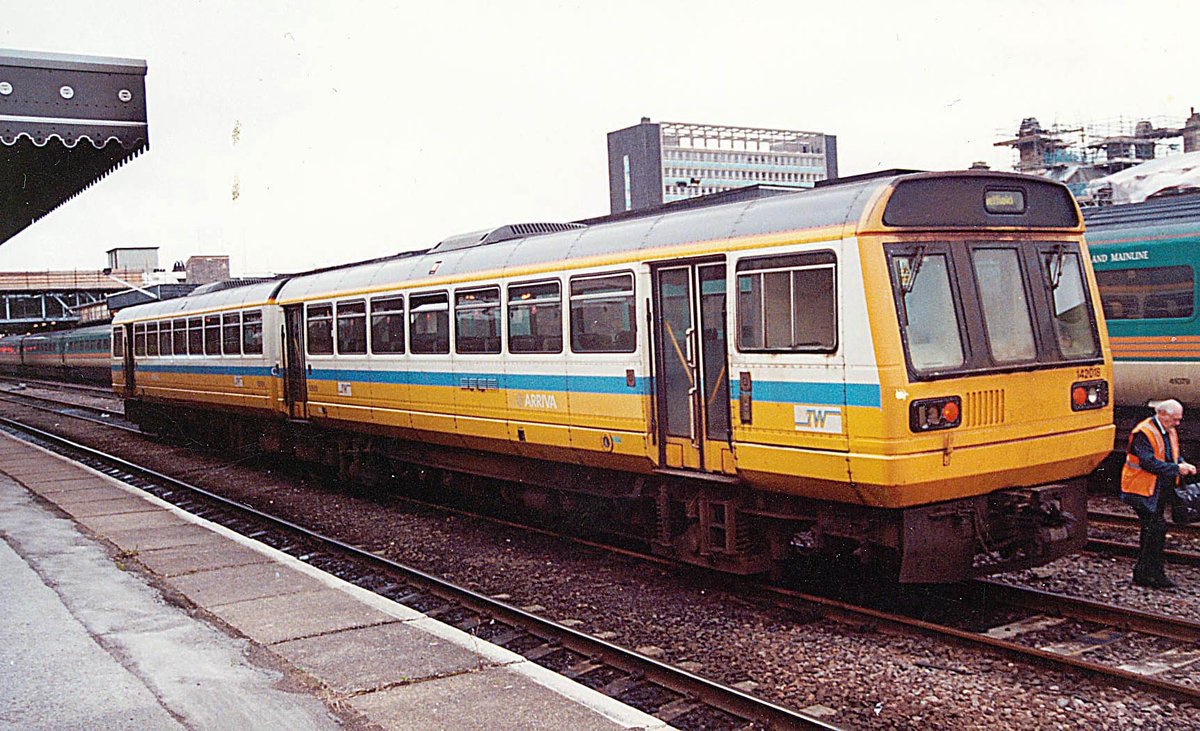 Ranaroth2's tweet image. 142018. Class 142 Pacer. Leyeland/BREL railbus. Tyne &amp;amp; Wear PTE livery - seems to be some kind of hybrd with TW stickers and Arriva brand. Photo: Sheffield, 19.09.2001. #railway #DMU #Class142 #railbus #Alexander #Barclay #Pacer #TyneandWear #Arriva #Sheffield @SalopianLyne