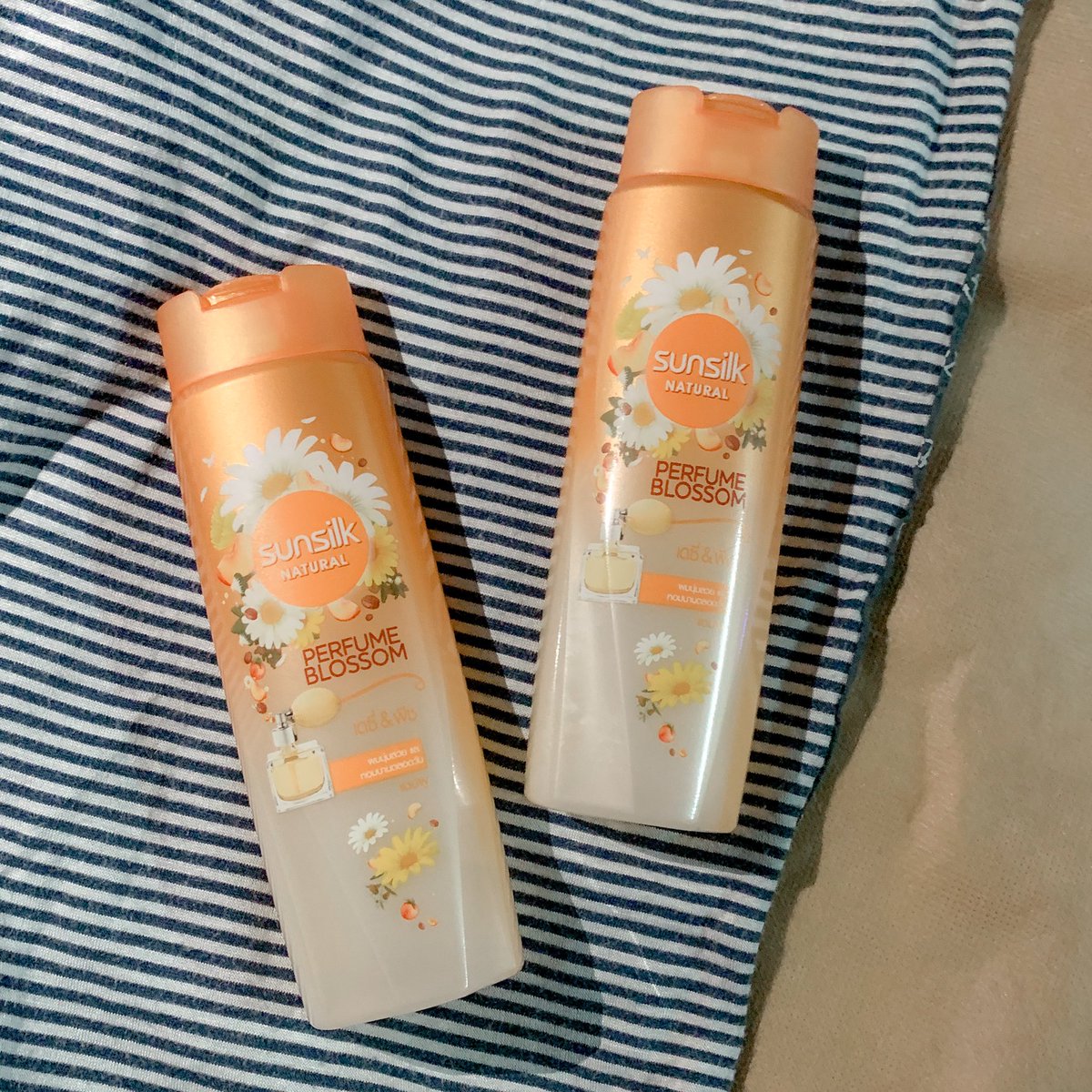 aMustSHOP1's tweet photo. ซื้อมาลองเพราะ1แถม1 39.-😚 ชอบสูตรเดซี่&amp;พีช กลิ่นจะออกหอมสดชื่นๆหน่อย กลิ่นหอมติดไม่นานอย่างที่คิดแต่ใช้แล้วผมนุ่มเบาสบายหัวดี รีบไปตุนก่อนหมดโปรวันที่ 8 กคนี้ที่เซเว่นเลยจ้า https://t.co/EnjsmwFe2m