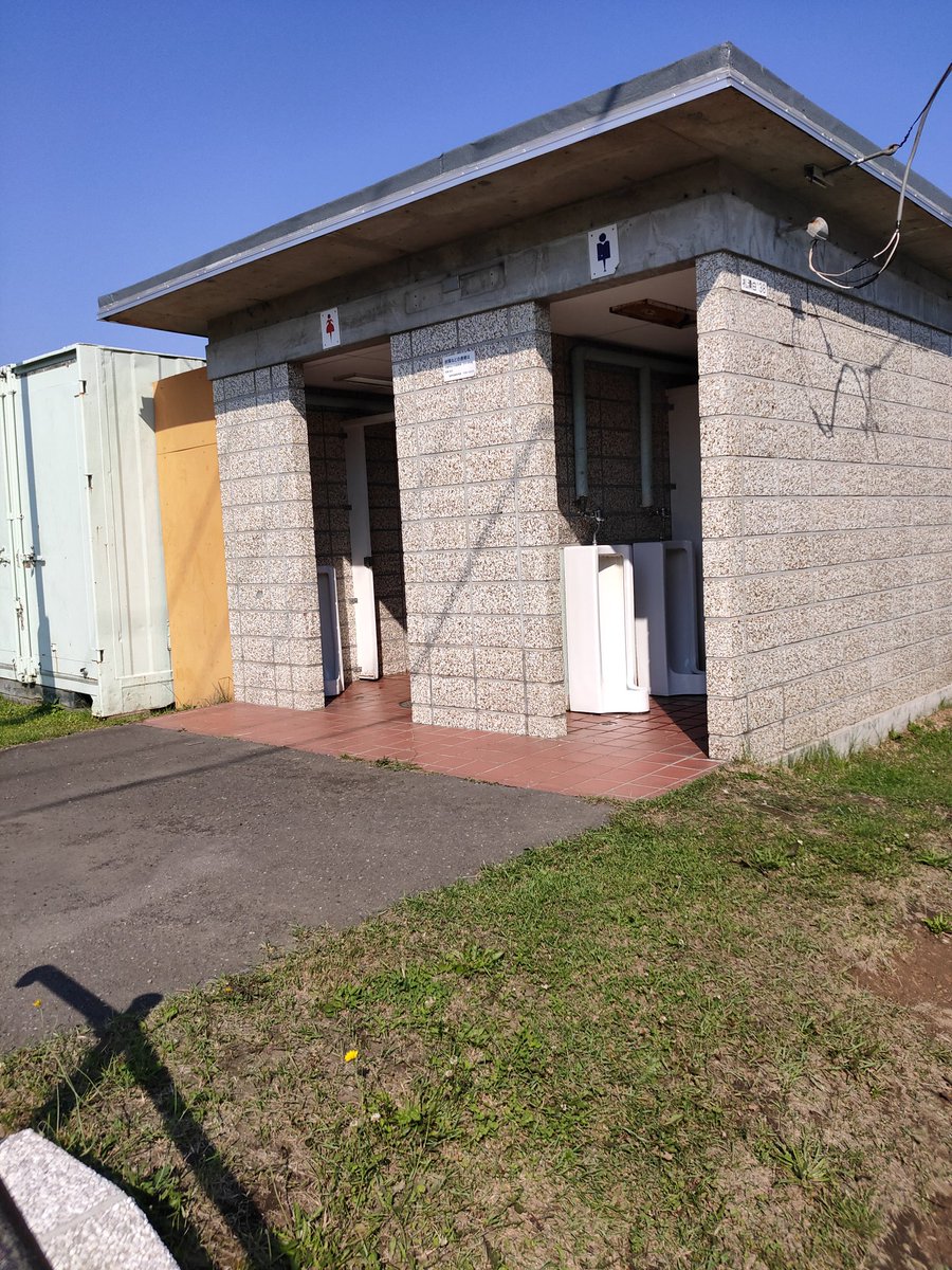 GG_401's tweet photo. 女子用便所にも小便器がある謎
痴女用??
というか用を足してると普通に道路から見えるんじゃー https://t.co/4ZdJMd9D5K