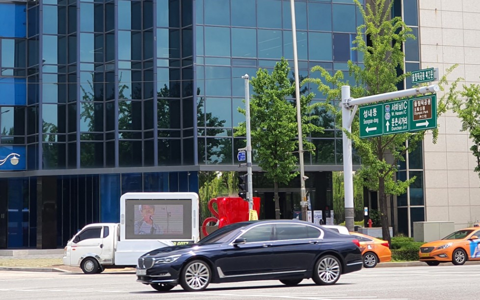 Got7Stanph's tweet photo. The trucks has already arrived  infront of JPY Building..

JYP , DIVISION2 WAKE UP  GOT7 DESERVED A BETTER TREATMENT😳😳😳
 #FairTreatmentForGOT7 #제왑_본부별편차줄이자 @GOT7Official https://t.co/uNa7bItH0C