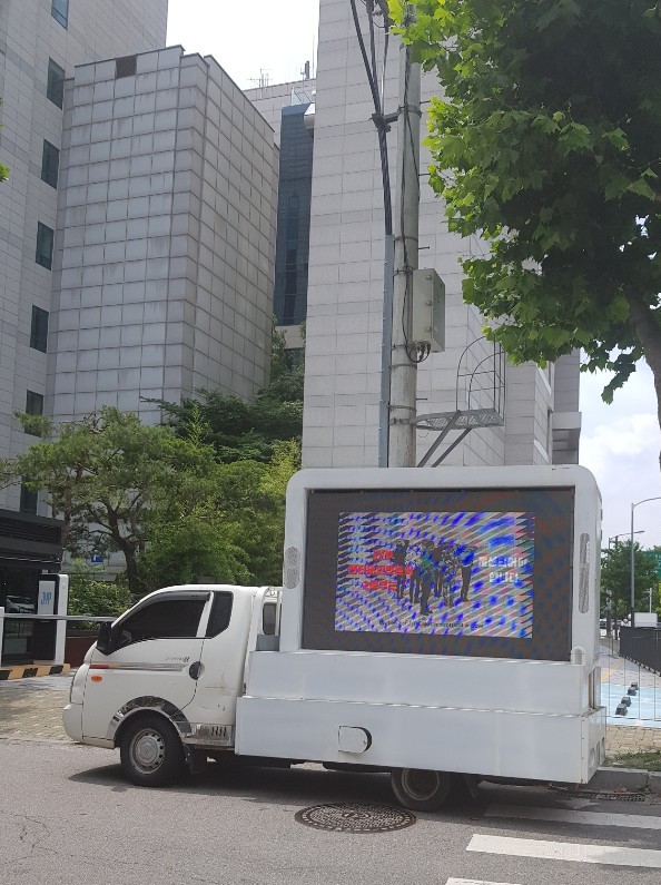 Got7Stanph's tweet photo. The trucks has already arrived  infront of JPY Building..

JYP , DIVISION2 WAKE UP  GOT7 DESERVED A BETTER TREATMENT😳😳😳
 #FairTreatmentForGOT7 #제왑_본부별편차줄이자 @GOT7Official https://t.co/uNa7bItH0C