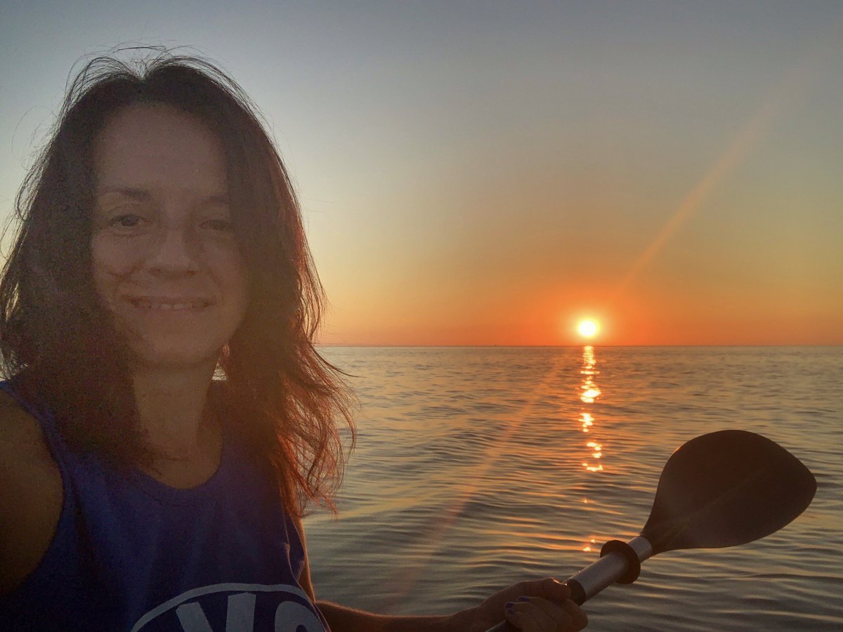 montsecastella's tweet photo. Bon dia des del mig de la mar, 
lo sol als ulls i la lluna al clatell. 

#kaiac #piragua #deltadelebre #reservadelabiosfera #sunshine https://t.co/JyHaknAH2T