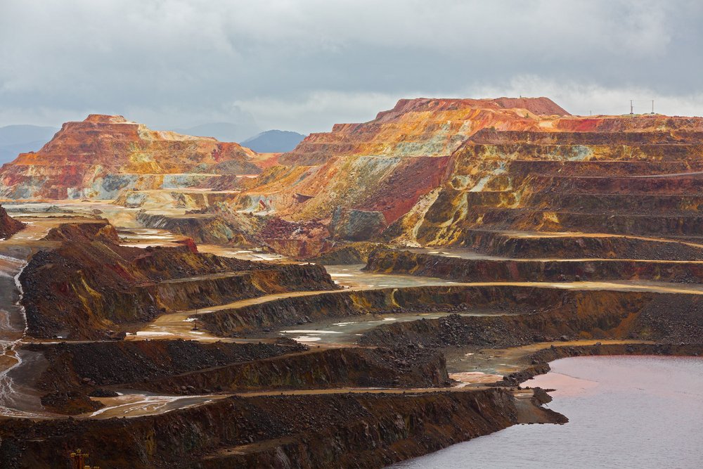 ArbgGroup's tweet photo. Mined process from open pits, CU ore must be crushed as part of the process that occurs between extraction and production. Using today's impact mining equipment, CU ore is extracted from the mine. After the ore is crushed, it's roasted, which helps to convert sulfides to oxides. https://t.co/1oORSTVaVH