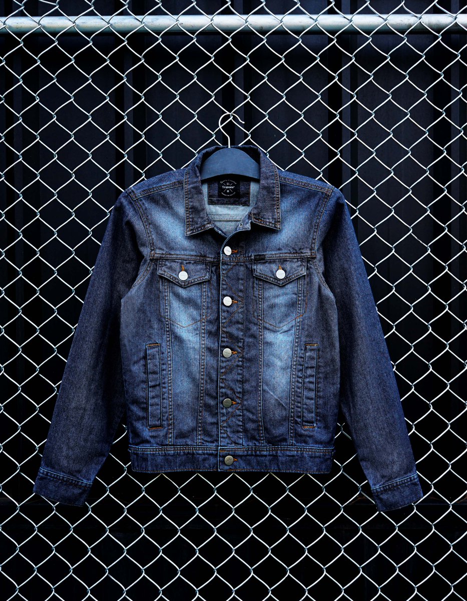 Denim jacket #Tirajeans kembali lagi guys! Dapatkan sebelum kehabisan seperti waktu jaket ini muncul awal tahun lalu yang langsung SOLD OUT! #TRJstyle #TRJlooks #denim #jacket #denimjacket #jeans #streetwear #streetwearfashion #fashioninspiration ⁣
Harga: Rp499.900