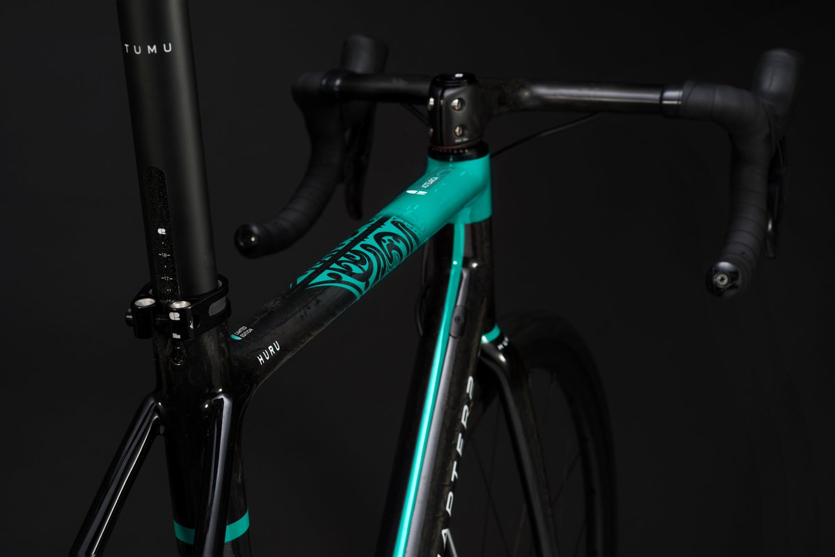Chapter2Bikes's tweet photo. The HURU is our high-performance lightweight climbing frame. This frame is inspired by the many beautiful yet powerful rivers that thread their way through New Zealand's stunning landscape. Korio means "swift river current, rapid" in Maori.
#chapter2bikes #chapter2huru https://t.co/quZc9XiscM