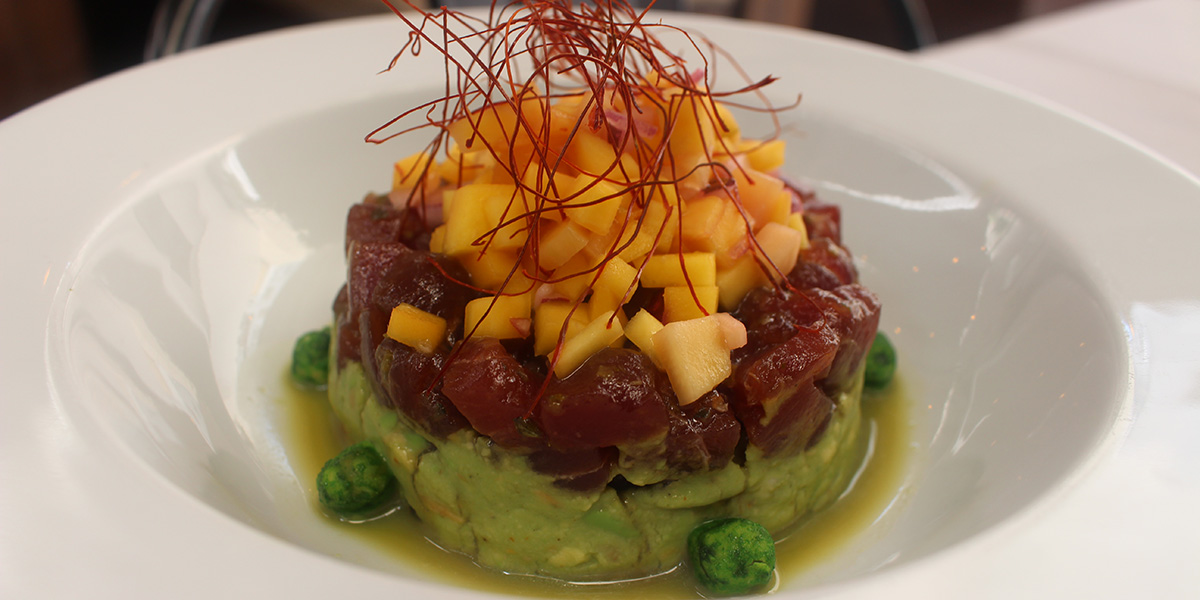Gastronosfera's tweet photo. El restaurante #Debosc (#Onteniente) nos prepara en exclusiva para Gastronosfera una de las recetas que proponen en su carta como entrante: tartar de atún rojo fresco, guacamole y mango. 😉¡Atrévete a prepararlo en casa! https://t.co/LMXsEMhdfV https://t.co/5Wig9MjKSx
