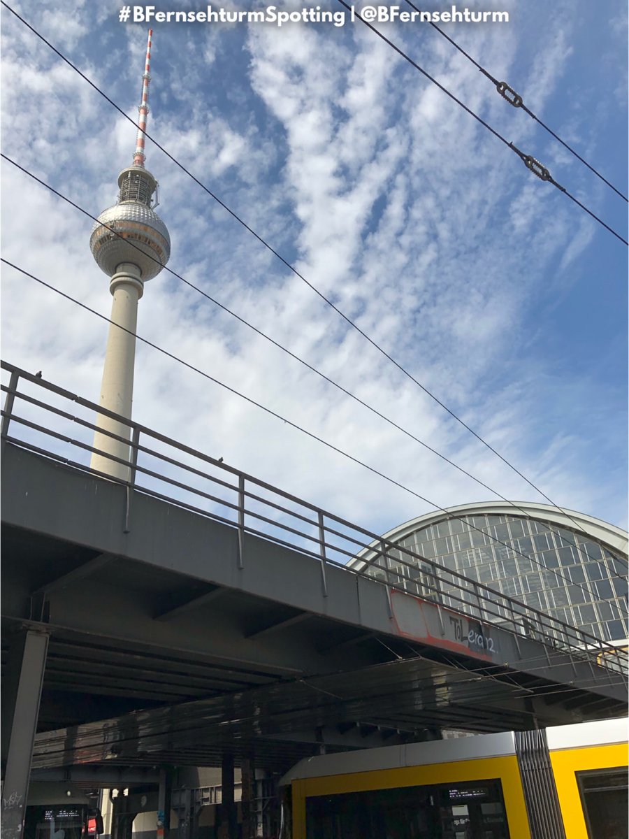 BFernsehturm's tweet photo. Guten Morgen aus #Berlin!

Euch allen einen schönen Start in die 28. Kalenderwoche 2020! ☀️

#BFernsehturmSpotting
🖼: "Zwei @BVG_Tram am Bahnhof #Alexanderplatz mit Blick auf den Berliner #Fernsehturm"

Heutiges #BerlinWetter:
🌤☀️ bei bis 20°C

#gmtaBerlin https://t.co/kZjC9om8Qi