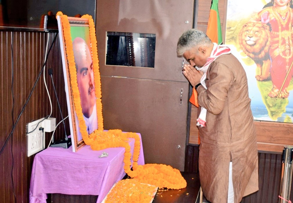 आज <a href="/BJP4Bihar/">BJP Bihar</a> प्रदेश कार्यालय में डॉ श्यामा प्रसाद मुखर्जी जी जयंती पर पुष्पांजलि अर्पित कर नमन किया। #ShyamaPrasad4oneIndia
