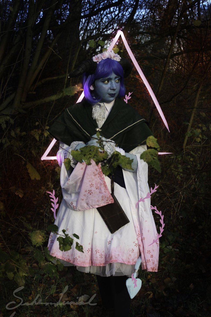 needle_n_dread's tweet photo. Critical Role is back! Time to bust out the cosplays. I want to try and update this one soon.✨ 
#criticalrolecosplay https://t.co/iKCmgAGaXV