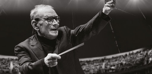 cestrosi's tweet photo. Avec la mort d'@MEnnioMorricone, le cinéma perd l'un des plus grands compositeurs de son histoire. Un chef d'orchestre de légende qui nous laisse des centaines de chefs-d'oeuvre qui ont transcendé bien des films. Merci Ennio Morricone. https://t.co/lsDNMkV5lA