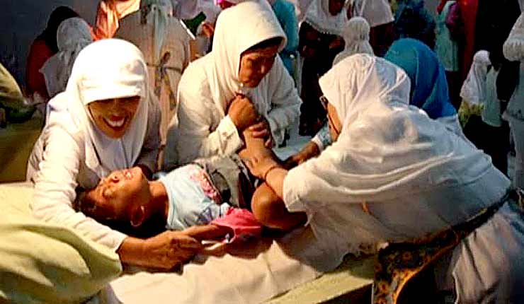 thegirdlengr's tweet photo. Let's #EndFGM 👩🏽‍⚕️
In Malaysia, girls are forcefully circumcised because they believe that uncircumcised girls are the cause of teenage pregnancies, dumped babies and zina (adultery).
They accuse uncircumcised girls of having insatiable amount of lust that must be tamed with #FGM. https://t.co/ztKDq50A3H