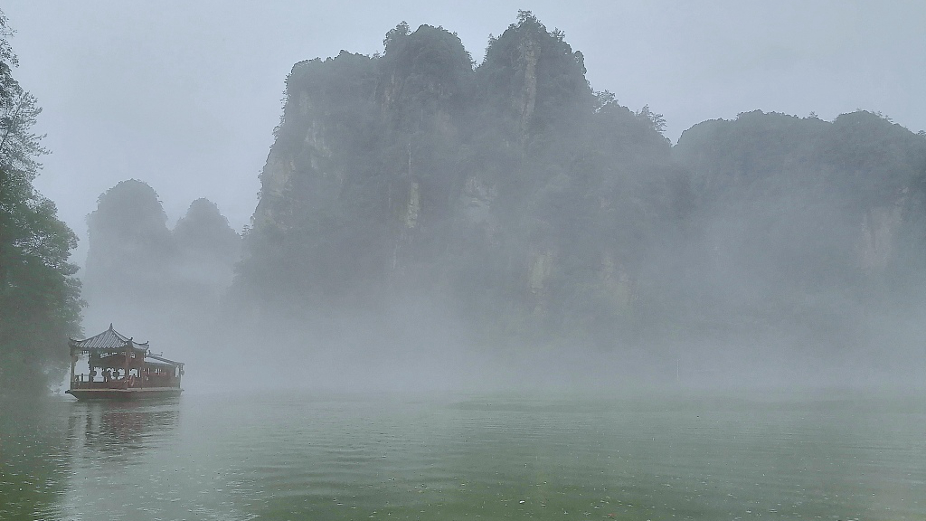 CGTNOfficial's tweet photo. Mist unveils fairyland display of Zhangjiajie in central #China https://t.co/7En5Yz0yFX https://t.co/SYyhvcvDri