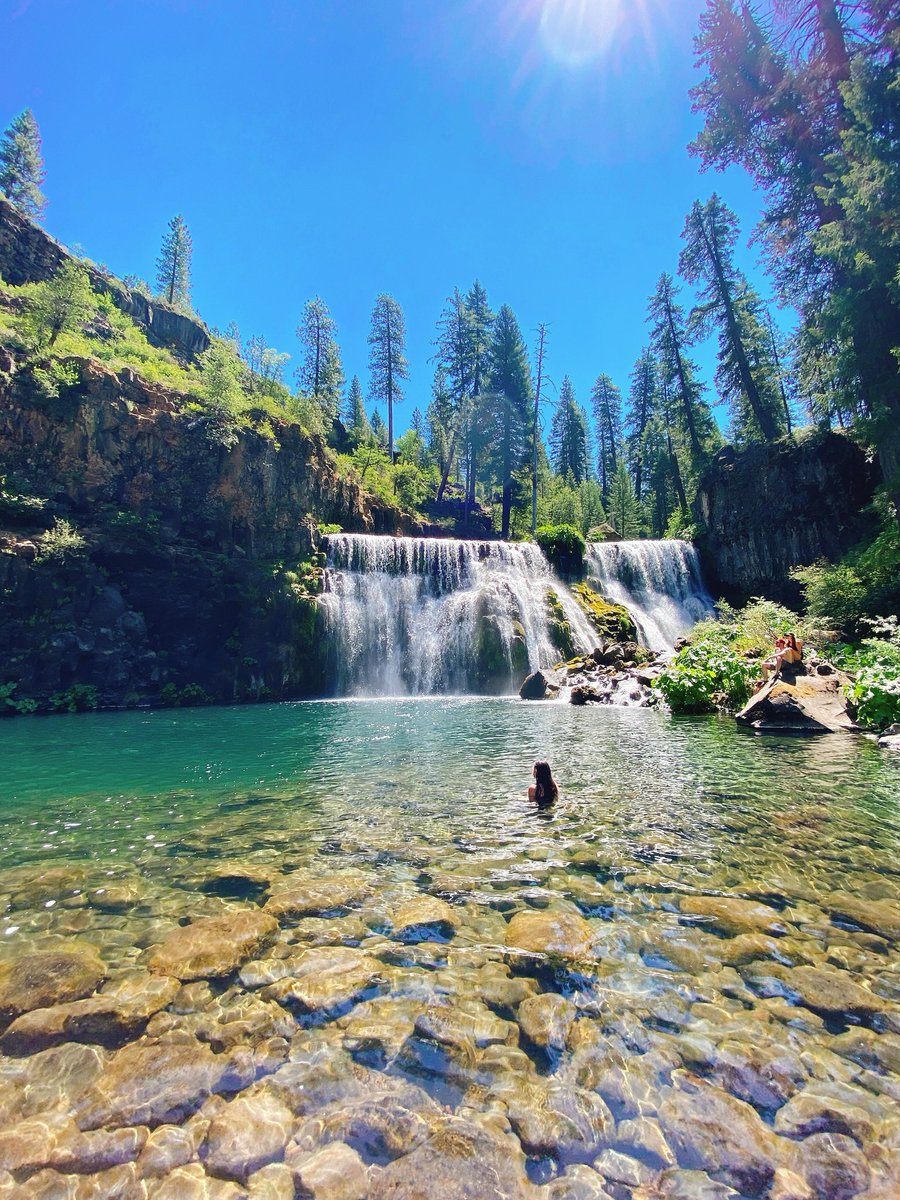 Ykaih クリスタル ガイザーの採掘地としても有名なシャーマンの山 Mt Shastaに行ってきた シャスタに住む人に聞くとここは5次元 らしい 湧き水美味しいし滝美しいし控えめに言って超最高だった 憧れのスウェットロッジはコロナで中止のため 次回に
