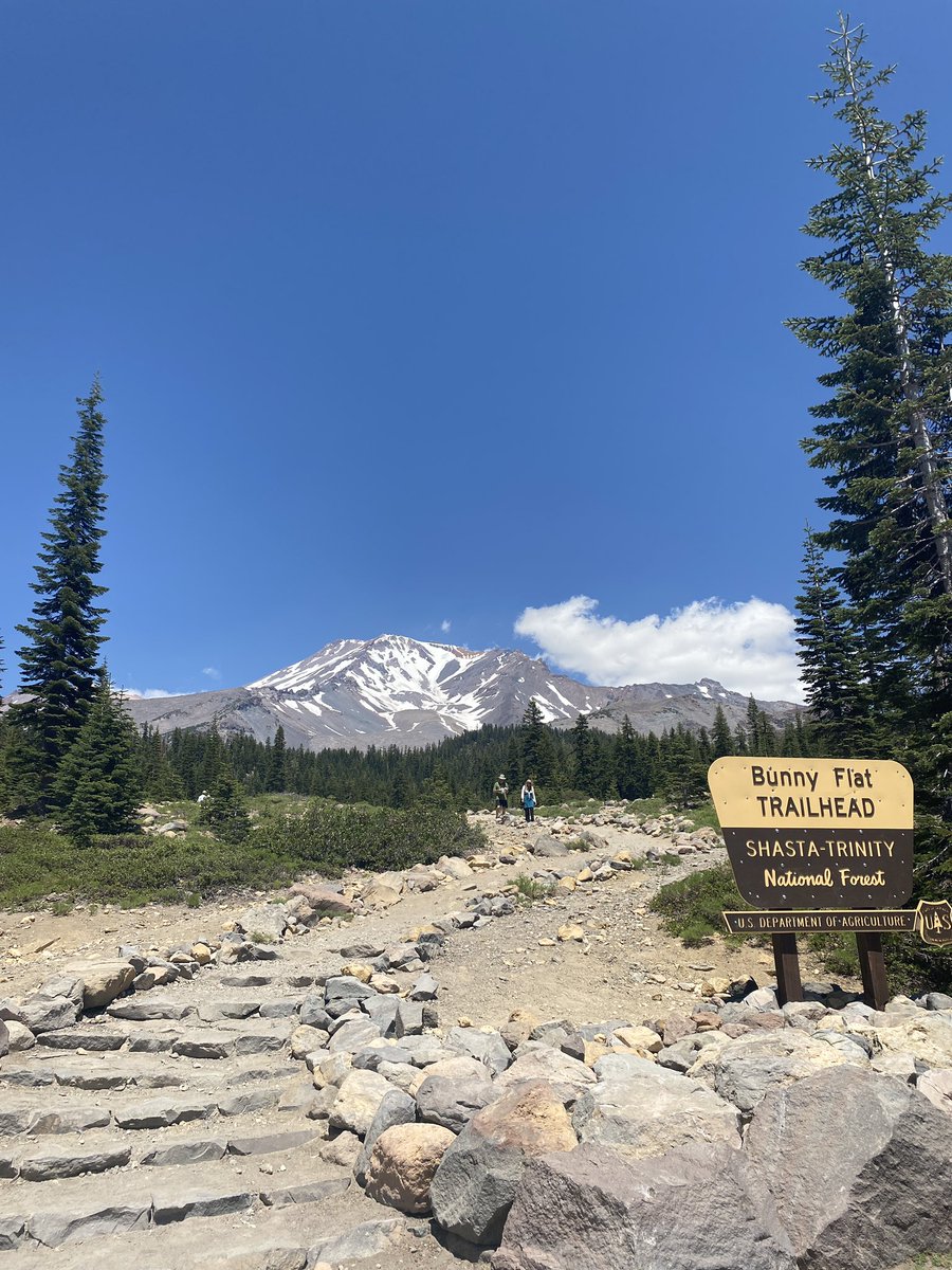 Ykaih クリスタル ガイザーの採掘地としても有名なシャーマンの山 Mt Shastaに行ってきた シャスタに住む人に聞くとここは5次元 らしい 湧き水美味しいし滝美しいし控えめに言って超最高だった 憧れのスウェットロッジはコロナで中止のため 次回に