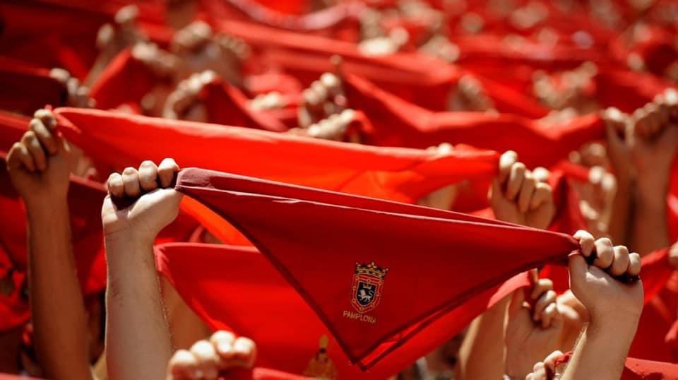 sergiosayas's tweet photo. No es fácil describir lo que sentimos los navarros cada 6 de julio cuando el Chupinazo inaugura los mejores días del año...

Hoy es mi primer cumpleaños sin pañuelico al cuello. Será diferente, pero habrá tiempo de celebrarlo con amigos.

Responsabilidad, en 2021 #LosViviremos https://t.co/RwkmJYFKZd