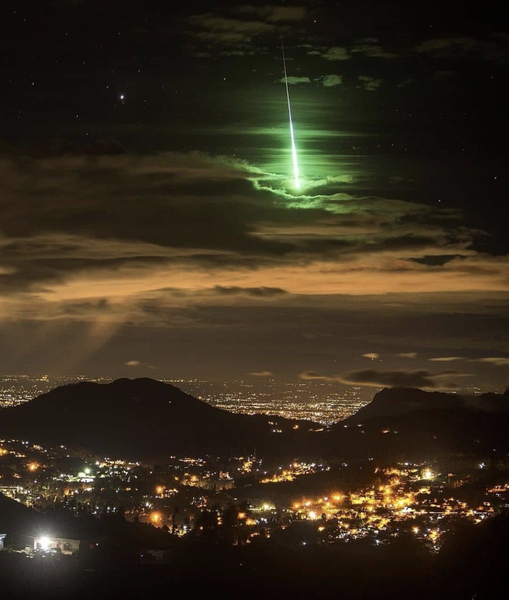 GossipRoomOff's tweet image. Très rare photographie d’un météore vert entrant dans l’atmosphère au dessus de l’Inde ☄️