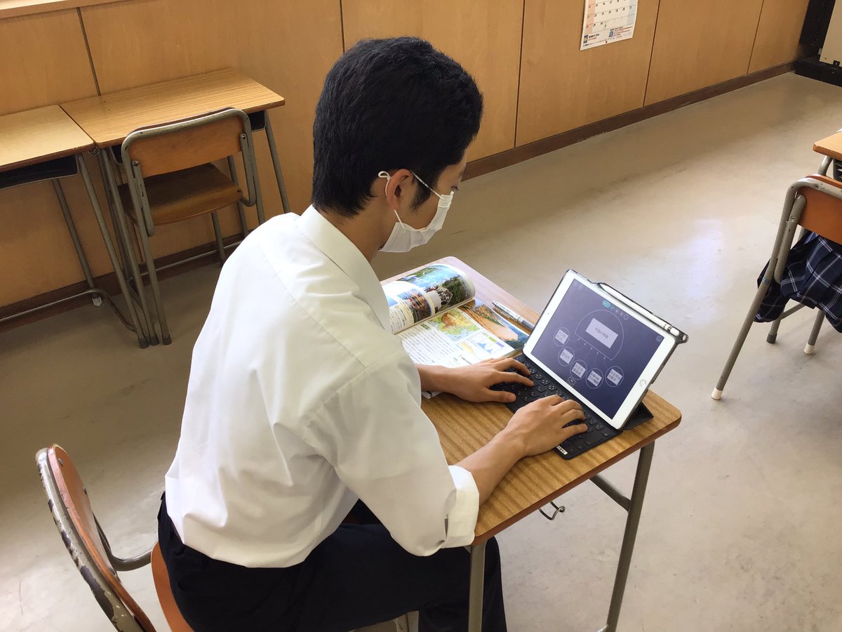 kokugakukanhs's tweet photo. 【ＩＣＴ教育】
本校では、休校明けから本格的にＩＣＴ教育の実践を行なっています。
授業によってはタブレットを活用して、生徒が主体的に学ぶことができるように工夫しています。
そして、生徒たちも積極的に取り組んでいる様子が見られます。 https://t.co/MO8RQ7jL7L