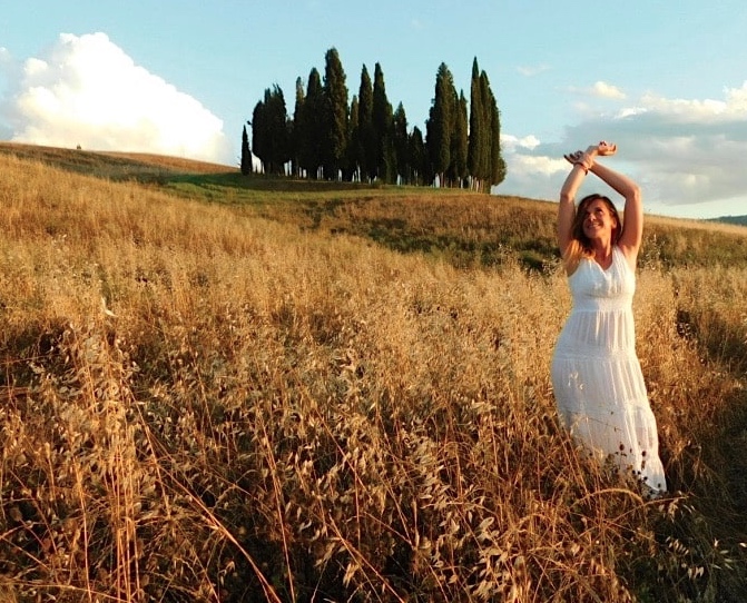 francescaturchi's tweet photo. #Toscana, tu m'incanti! ✨🌽
La mia riscoperta dell'Italia post lockdown è ripartita dalla Val d'Orcia, famosa per i suoi iconici cipressi e le colline con campi di grano. 
🔜 Presto sul blog pubblicherò un blogpost con l'itinerario e le cose da vedere. Siete curiosi di leggerlo? https://t.co/ydKLpzgwRG