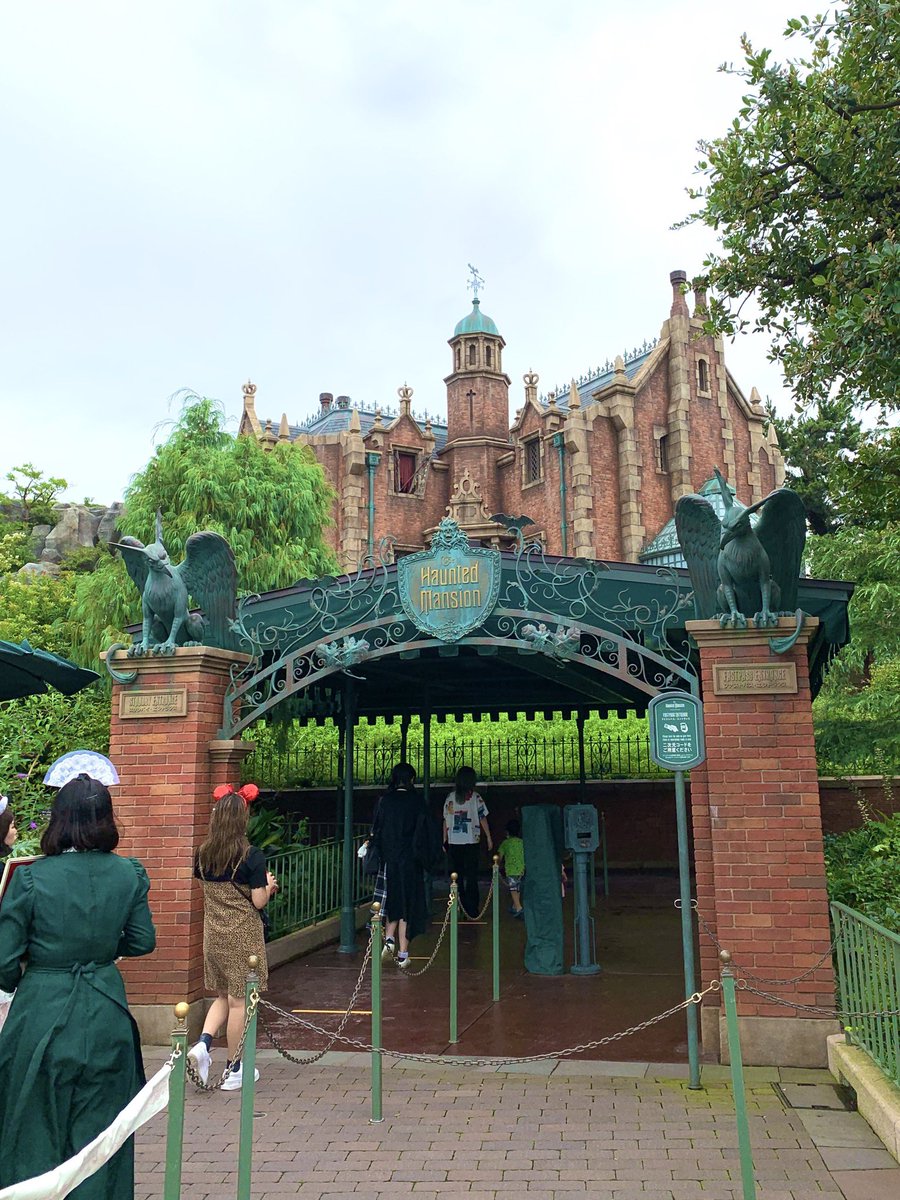 げおるぐ 続けて13分待ちのホーンテッドマンション 残念ながら 絵がせり上がる演出はカット すべての扉が開けられ 待機列の風通しが良くなっていました いつもサンディクローズ版にしか乗らないので 通常版が新鮮でした 東京ディズニー