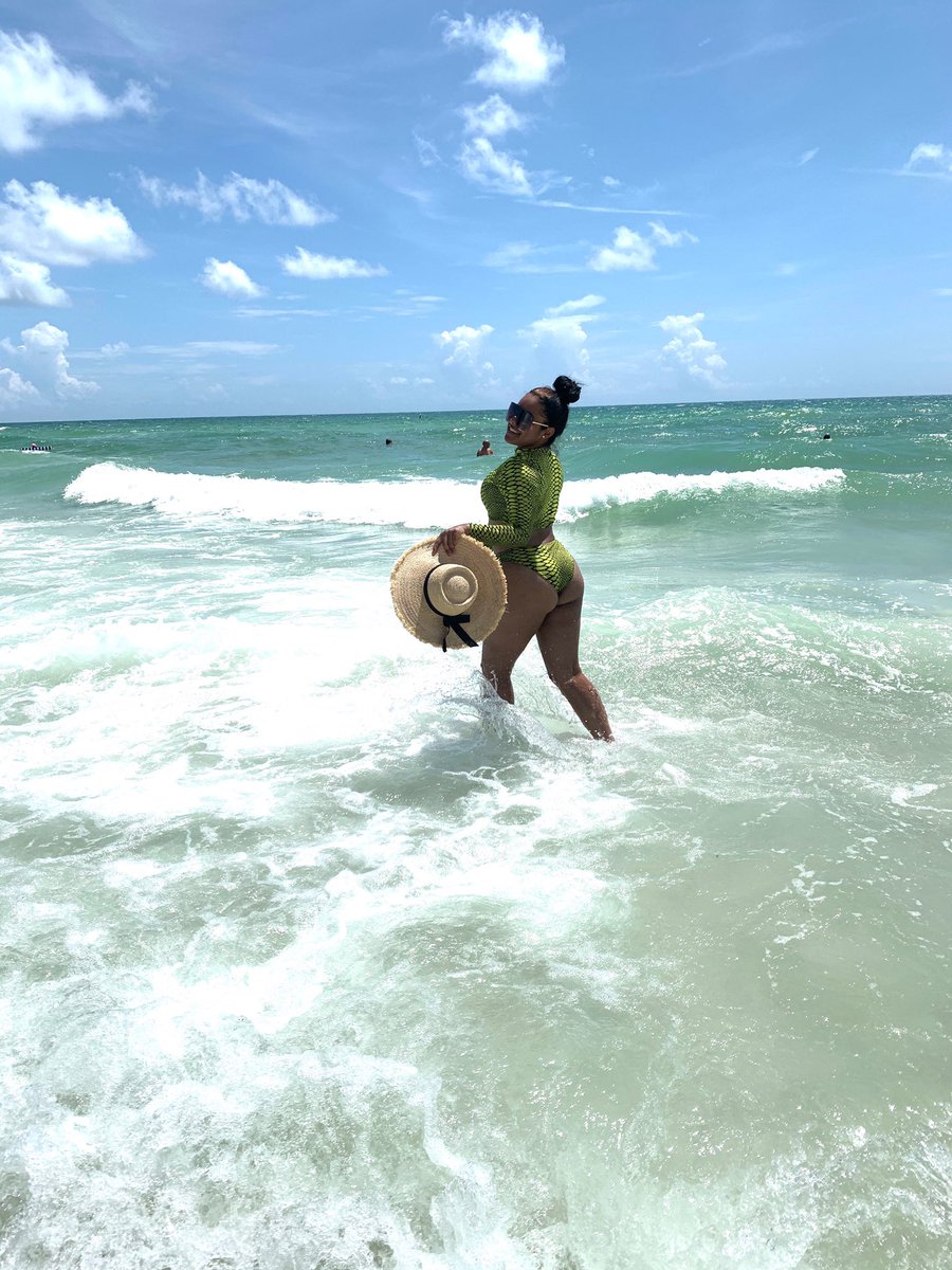 Heidythen1's tweet photo. The only BS that I need is bikinis and sandals☀️🌴 https://t.co/YHat2wahB0