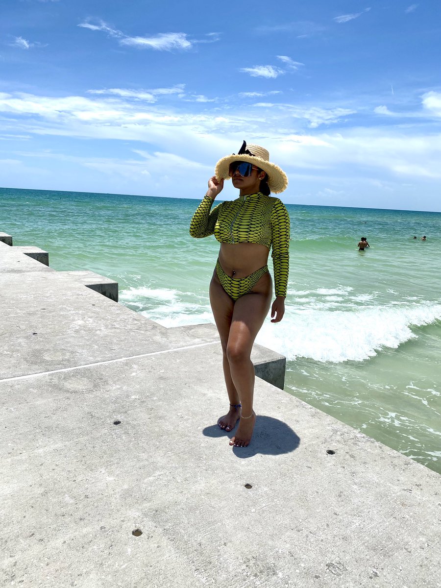 Heidythen1's tweet photo. The only BS that I need is bikinis and sandals☀️🌴 https://t.co/YHat2wahB0