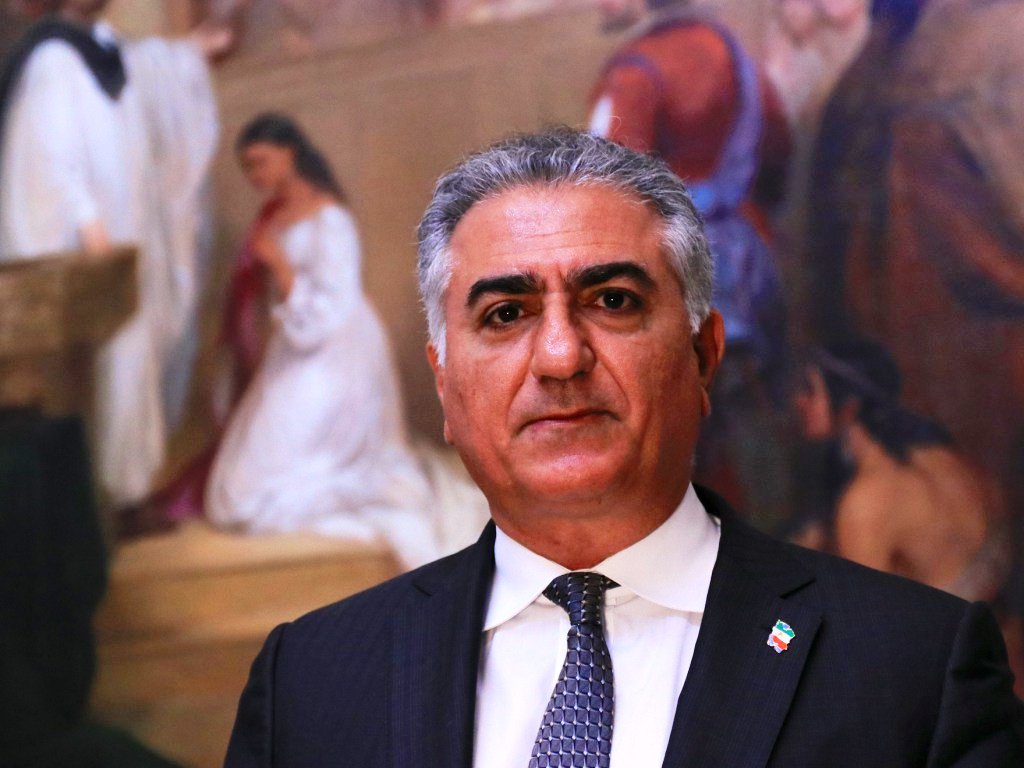 FaranakAzad1's tweet image. The late Mohammad Reza Shah Pahlavi was betrayed by #JimmyCarter, His majesty went to unwanted exiled, passed away in Egypt but never resigned. Iran’s #Constitution1906 NEVER set aside, H.I.M @PahlaviReza lawfully took Royal oath in front of the world #KingdomWithPahlavi