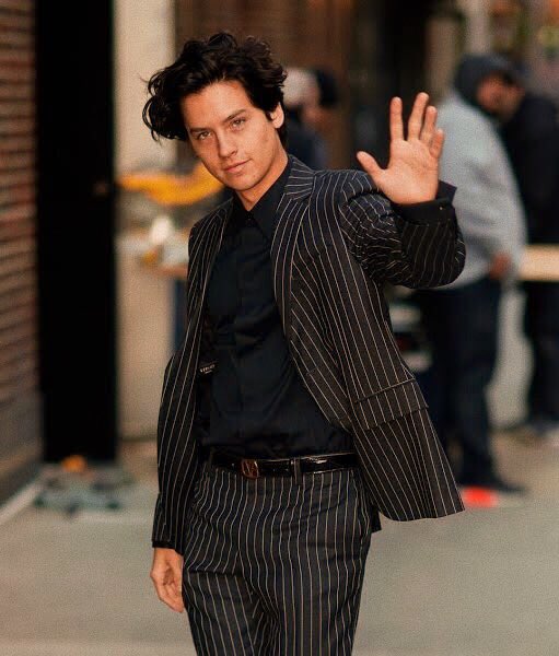 WlLL0WS's tweet photo. imagine being waved at by lili reinhart or cole sprouse. https://t.co/xFGl5VySVo
