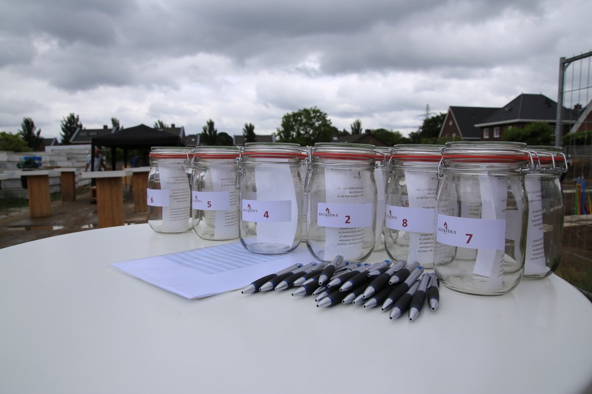 Afgelopen week hebben toekomstige bewoners van Kuukven II in Baarlo samen met ons en andere projectbetrokkenen het symbolische startsein gegeven voor de bouw van de 18 koopwoningen. 👉bit.ly/2Ddyk8e

#LetsBuildHappinessTogether
#KuukvenBaarlo
#NieuwbouwBaarlo