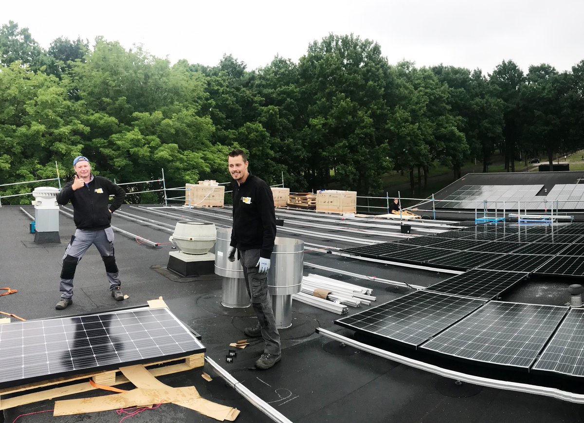 Awizonnl's tweet image. Nog 2 weken tot de bouwvak ☀️ Onze planner en monteurs hebben, ondanks corona, diverse grote(re) #zonneenergie #projecten afgerond bij #bedrijven en #scholen. Aan werkplezier gelukkig geen gebrek 😄 Meer foto's en info op: bit.ly/2C6jUpO #zonnepanelen #DVEP #SDE #EIA