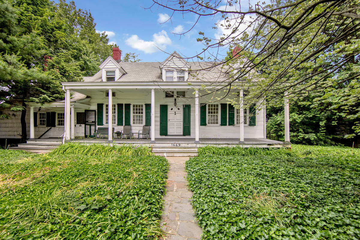 This 250yearold NYC farmhouse is for sale — and shockingly pristine