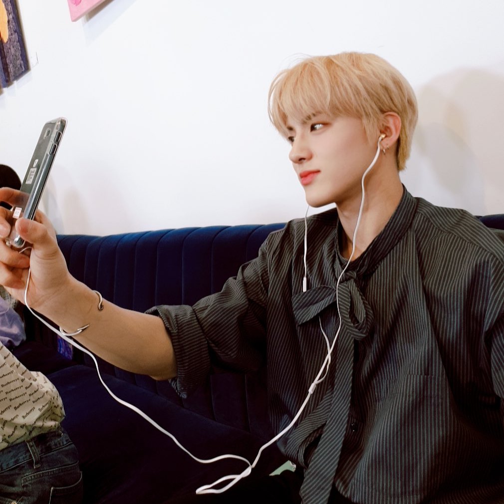 WE_THE_BOYZ's tweet photo. [에릭] 아~ 더비 보고싶다 😢
missing the b 😚 https://t.co/Y1nP6PxuAT