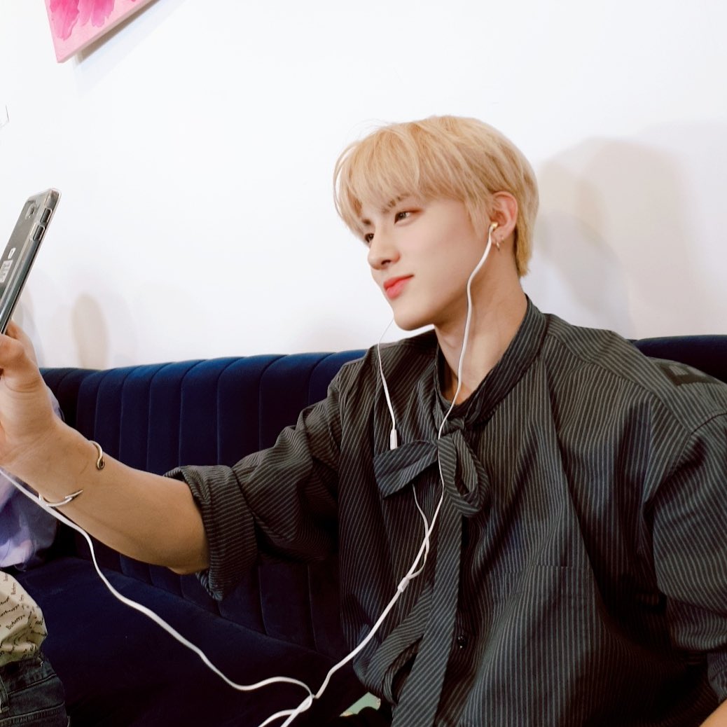 WE_THE_BOYZ's tweet photo. [에릭] 아~ 더비 보고싶다 😢
missing the b 😚 https://t.co/Y1nP6PxuAT