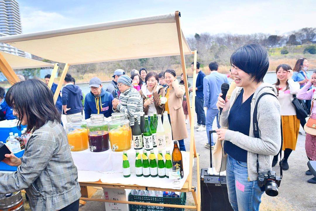 tinystand's tweet photo. お花見BBQ@suisai BASE.
総勢137名が参加したバーベキューで、ドリンクスタンドとしてTINY STANDが登板しました！シェアスタイルバーベキューとしてプロセスをデザインする事でバーベキューの楽しみが広がります。
#tinystand #bbq #お花見  #アウトドア #イベント #タイニースタンド #木製屋台 https://t.co/epInnJH6u2