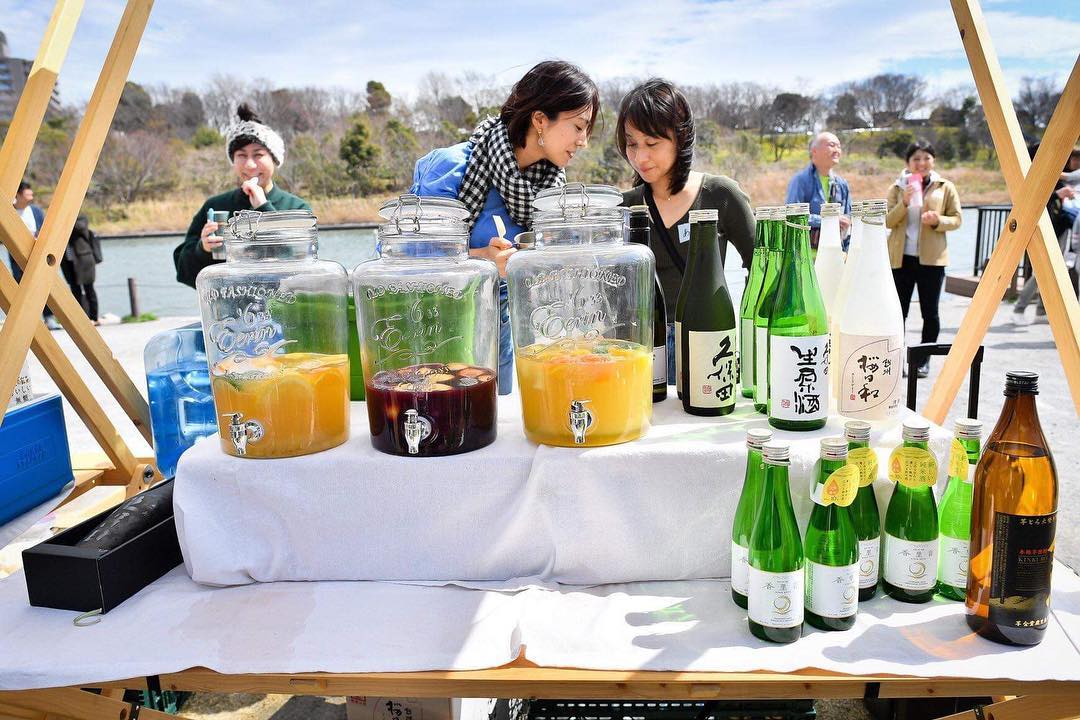 tinystand's tweet photo. お花見BBQ@suisai BASE.
総勢137名が参加したバーベキューで、ドリンクスタンドとしてTINY STANDが登板しました！シェアスタイルバーベキューとしてプロセスをデザインする事でバーベキューの楽しみが広がります。
#tinystand #bbq #お花見  #アウトドア #イベント #タイニースタンド #木製屋台 https://t.co/epInnJH6u2