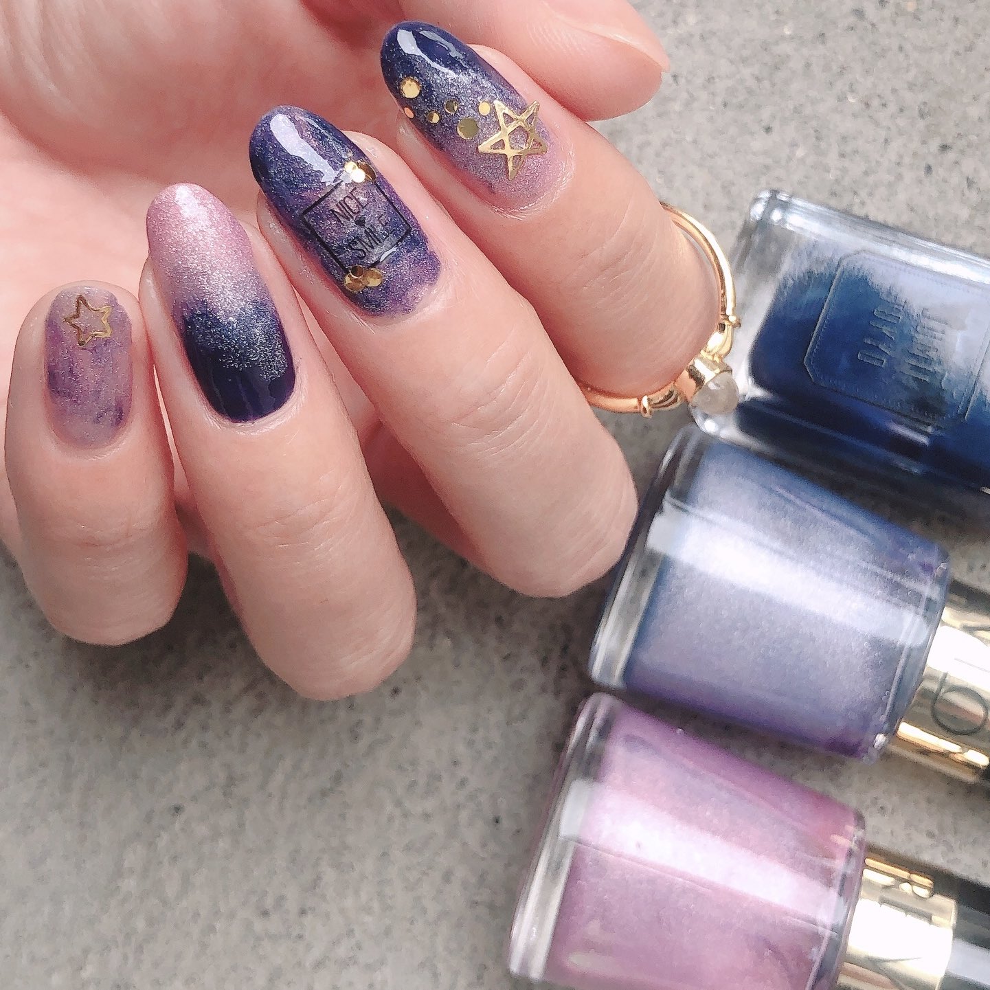 Takinail 七夕ネイル できた 三色を混ぜたり斜めに塗ったりしただけの簡単ネイル 人差し指の星パーツ飛び出してるけど1日でオフするからそのまま 派手ネイルできる仕事したいなー きゃのさんの ゆるっと七夕きゃの大作戦 にゆるっと参加させて