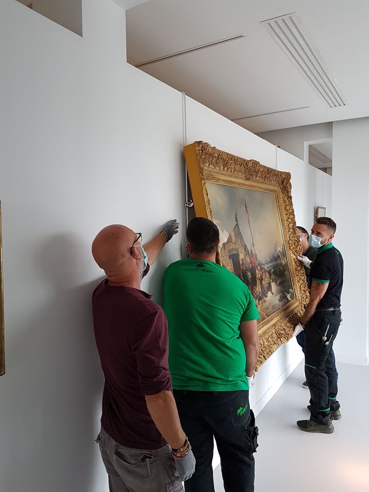 Dans les coulisses du Musée, intense préparation de l'expo "L'invention d'Étretat" : ouverture des caisses de transport, déballage, minutieux constats d'état, accrochages, réglages des sécurités... Un grand merci à tous nos prêteurs pour leur confiance et pour ces beaux prêts !!!